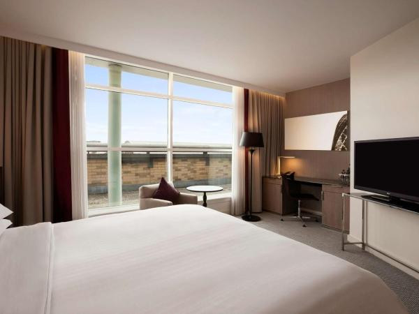 Hilton London Angel Islington : photo 1 de la chambre chambre lit king-size exéctive - accès au salon