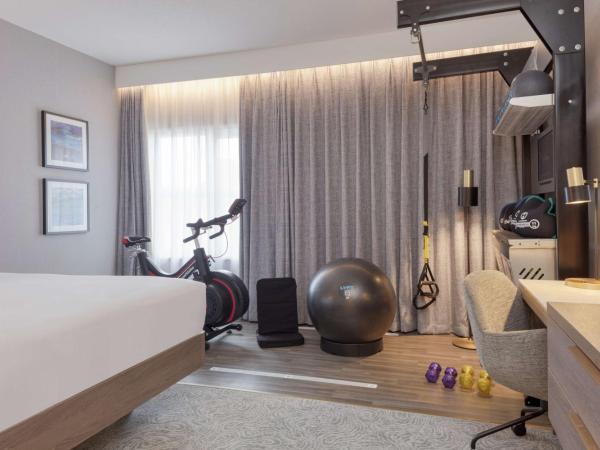 DoubleTree by Hilton London Angel Kings Cross : photo 1 de la chambre chambre lit queen-size fitness avec barre de musculation trx