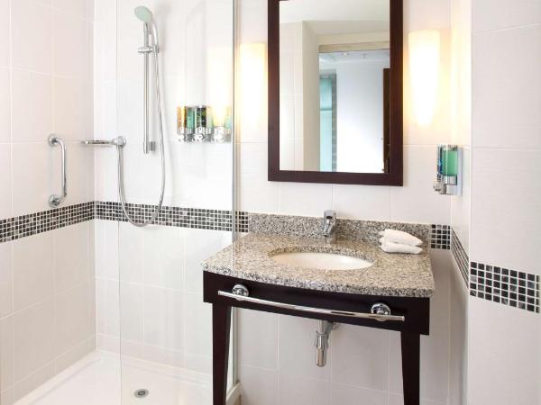 Hampton By Hilton Liverpool City Centre : photo 2 de la chambre chambre lit queen-size avec canapé-lit