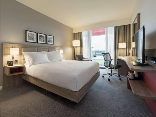 Hilton Garden Inn Manchester Emirates Old Trafford : photo 8 de la chambre chambre lit king-size avec vue sur le stade