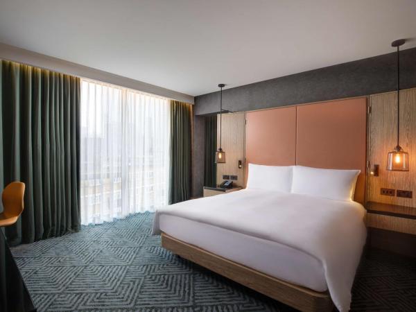 Hilton London Bankside : photo 1 de la chambre chambre lit king-size avec vélo peloton