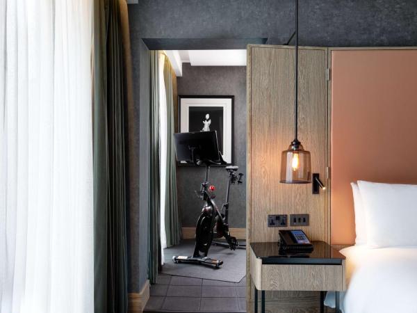 Hilton London Bankside : photo 3 de la chambre chambre lit king-size avec vlo peloton