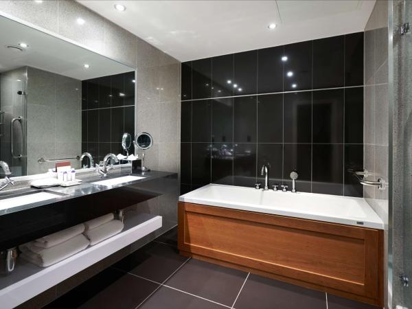 DoubleTree by Hilton Hotel & Spa Liverpool : photo 2 de la chambre chambre deluxe avec 2 lits queen-size