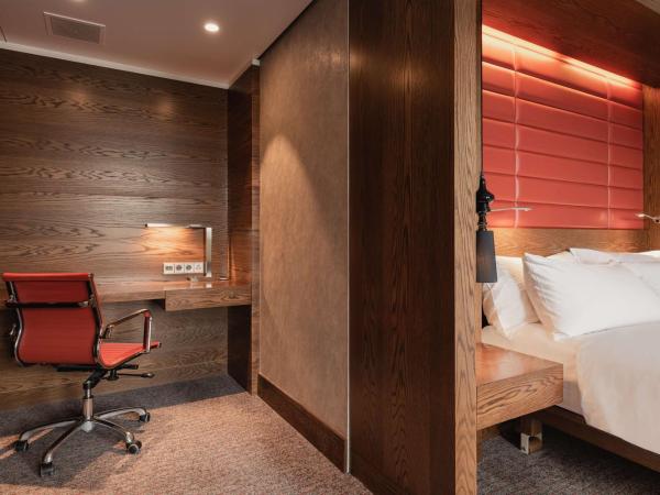 Hilton The Hague : photo 3 de la chambre studio d'angle lit king-size avec accès au salon