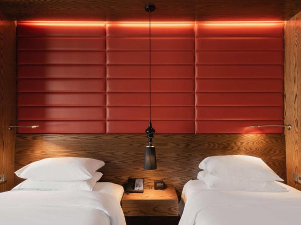 Hilton The Hague : photo 1 de la chambre chambre lits jumeaux exécutive - accès au salon