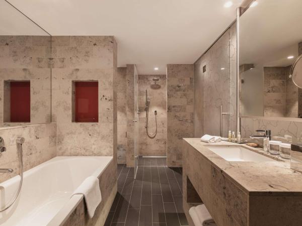 Hilton The Hague : photo 7 de la chambre chambre lit king-size exéctive - accès au salon