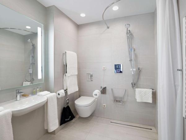Hilton Garden Inn Budapest City Centre : photo 6 de la chambre chambre lit king-size - accessible aux personnes à mobilité réduite