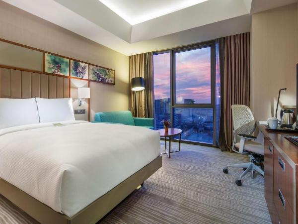 Hilton Garden Inn Istanbul Atatürk Airport : photo 1 de la chambre chambre familiale avec lit queen-size