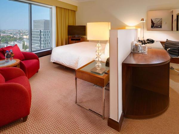 Hilton Warsaw City Hotel : photo 2 de la chambre chambre affaires lit king-size de luxe
