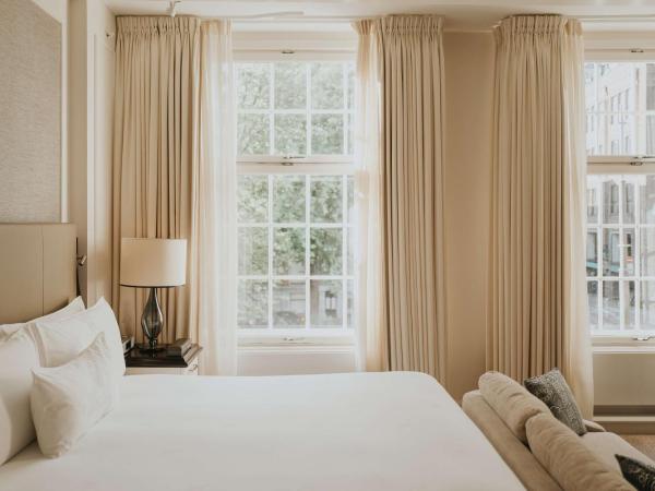 Waldorf Astoria Amsterdam : photo 1 de la chambre chambre lit king-size grand premier - vue sur canal