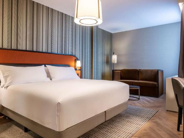 DoubleTree By Hilton Brussels City : photo 3 de la chambre chambre lit king-size avec canapé-lit