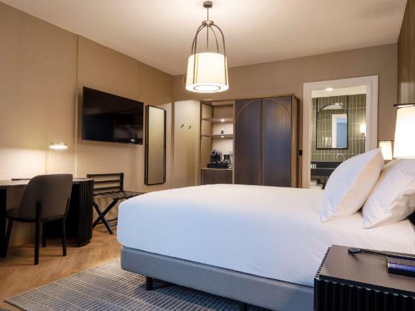 DoubleTree By Hilton Brussels City : photo 4 de la chambre chambre lit king-size avec canapé-lit