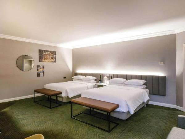 Hilton Brussels Grand Place : photo 1 de la chambre chambre familiale avec 2 lits queen-size