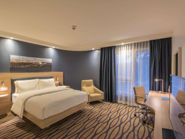 Hampton By Hilton Frankfurt Airport : photo 1 de la chambre chambre lit queen-size - pour personnes à mobilité réduite