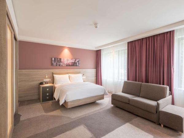 Hampton By Hilton Frankfurt City Centre East : photo 3 de la chambre chambre lit queen-size avec canapé - non-fumeurs