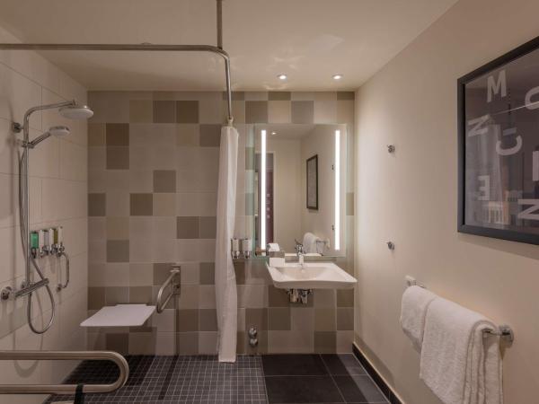 Hampton By Hilton Munich City North : photo 4 de la chambre chambre lit queen-size - pour personnes à mobilité réduite