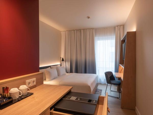 Hampton By Hilton Munich City North : photo 2 de la chambre chambre lit queen-size - pour personnes à mobilité réduite