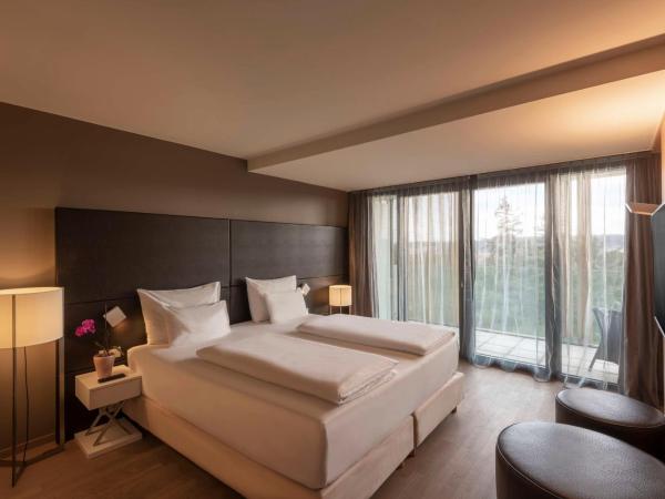 Doubletree by Hilton Vienna Schonbrunn : photo 1 de la chambre suite junior lit king-size avec balcon