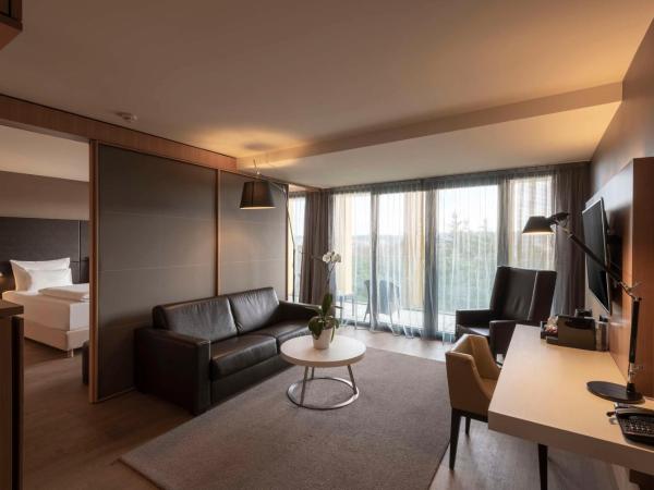 Doubletree by Hilton Vienna Schonbrunn : photo 2 de la chambre suite junior lit king-size avec balcon