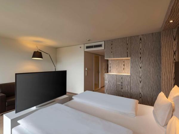 Doubletree by Hilton Vienna Schonbrunn : photo 10 de la chambre suite junior lit king-size avec balcon