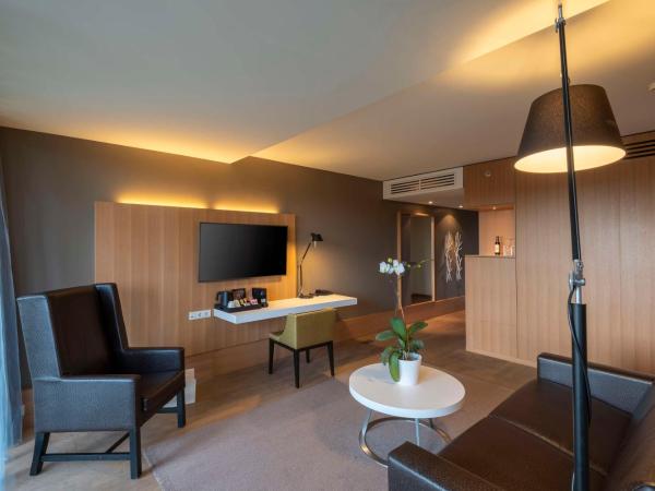 Doubletree by Hilton Vienna Schonbrunn : photo 7 de la chambre suite junior lit king-size avec balcon