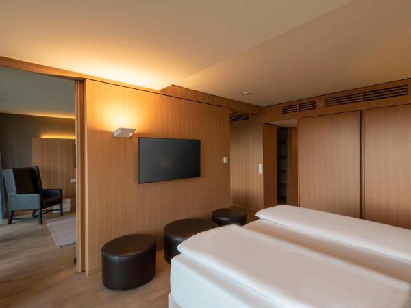 Doubletree by Hilton Vienna Schonbrunn : photo 9 de la chambre suite lit king-size junior avec balcon et vue