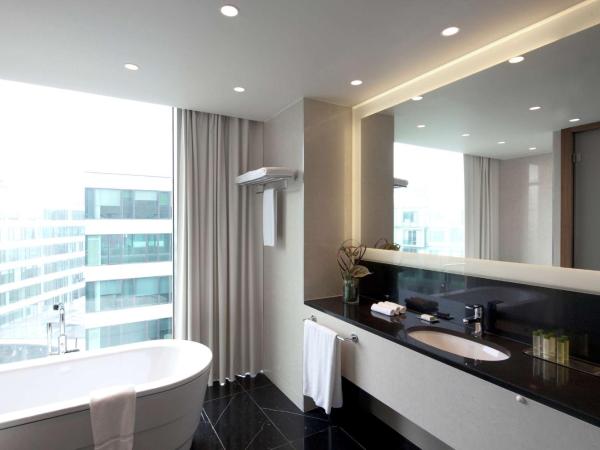 DoubleTree by Hilton Zagreb : photo 6 de la chambre suite d'angle king