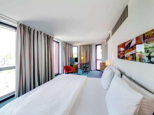 Hilton Garden Inn Stuttgart NeckarPark : photo 3 de la chambre chambre lit queen-size - pour personnes à mobilité réduite