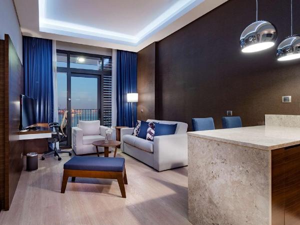 Hilton Garden Inn Izmir Bayrakli : photo 1 de la chambre suite lit king-size - vue sur mer