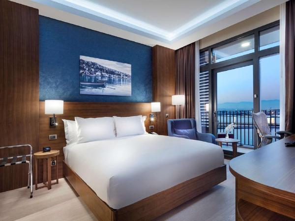 Hilton Garden Inn Izmir Bayrakli : photo 2 de la chambre suite lit king-size - vue sur mer