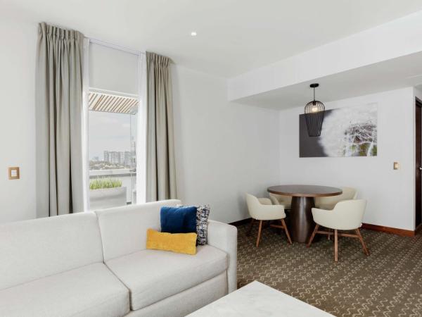 Doubletree By Hilton Mexico City Santa Fe : photo 8 de la chambre suite lit king-size