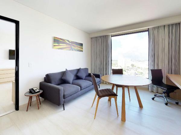 Hilton Garden Inn Merida : photo 1 de la chambre suite 1 chambre lit king-size avec 2 salles de bains