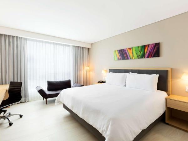 Hilton Garden Inn Merida : photo 1 de la chambre chambre lit king-size avec douche accessible en fauteuil roulant - adaptée aux personnes à mobilité réduite