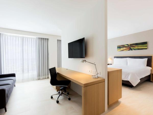 Hilton Garden Inn Merida : photo 2 de la chambre suite junior lit king-size avec coin salon