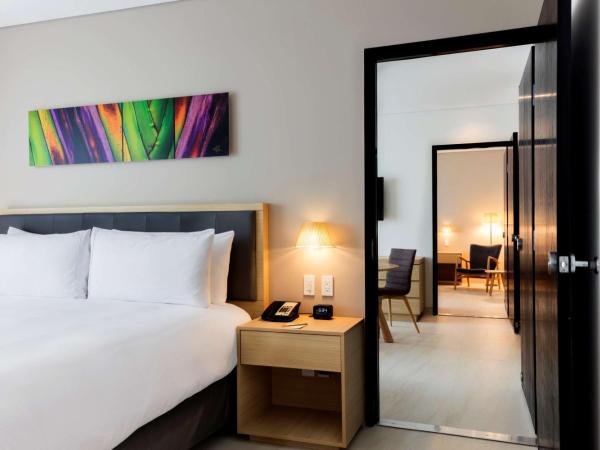 Hilton Garden Inn Merida : photo 5 de la chambre suite 1 chambre lit king-size avec 2 salles de bains