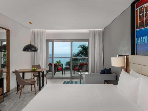 Hilton Vallarta Riviera All-Inclusive Resort,Puerto Vallarta : photo 1 de la chambre chambre lit king-size - vue partielle sur océan