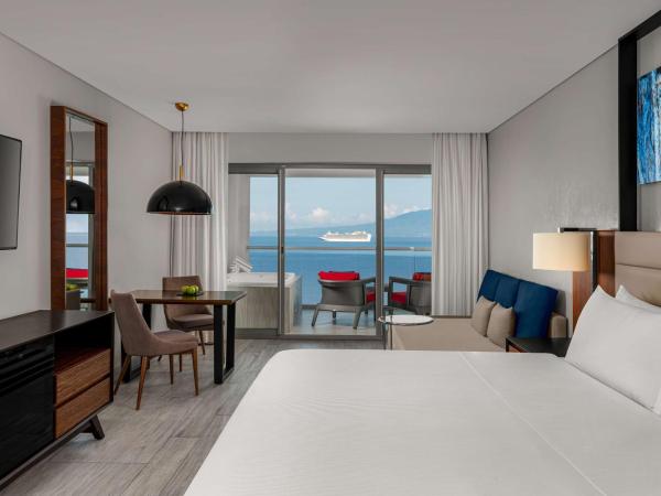 Hilton Vallarta Riviera All-Inclusive Resort,Puerto Vallarta : photo 1 de la chambre suite lit king-size premium côté océan avec bain à remous