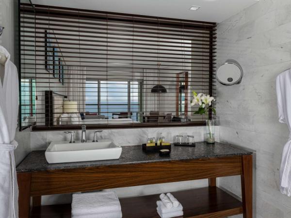 Hilton Vallarta Riviera All-Inclusive Resort,Puerto Vallarta : photo 4 de la chambre chambre lit king-size - vue partielle sur océan