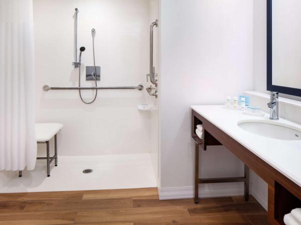 Hampton Inn Boston Seaport District : photo 8 de la chambre chambre avec 2 lits queen-size et canapé-lit - vue sur eau - accessible aux personnes à mobilité réduite