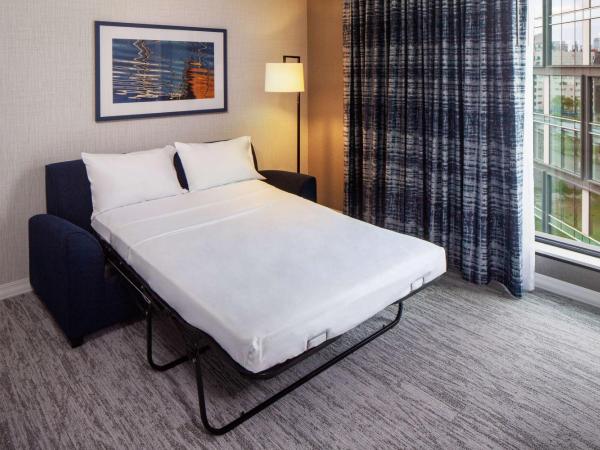 Hampton Inn Boston Seaport District : photo 2 de la chambre chambre king avec sofa