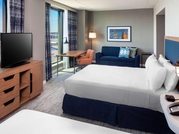 Hampton Inn Boston Seaport District : photo 1 de la chambre chambre avec 2 lits queen-size et canapé-lit - vue sur eau - accessible aux personnes à mobilité réduite