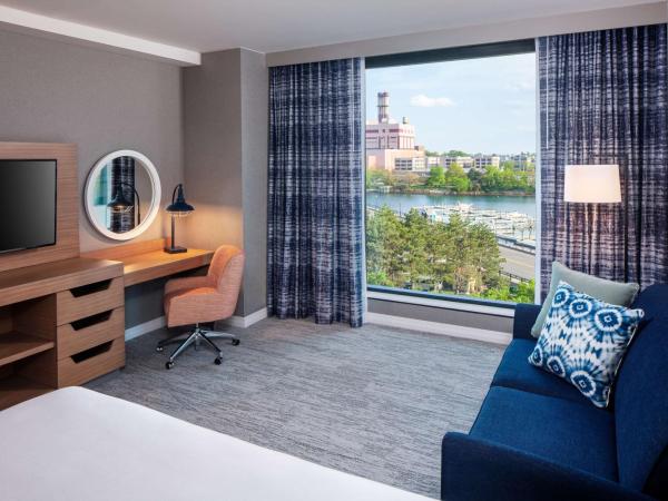 Hampton Inn Boston Seaport District : photo 3 de la chambre chambre lit king-size avec canapé-lit et vue