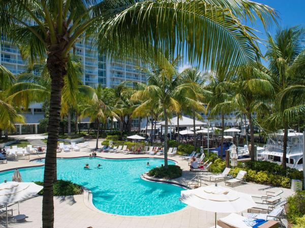 Hilton Fort Lauderdale Marina : photo 2 de la chambre suite lit king-size avec balcon - vue sur port de plaisance