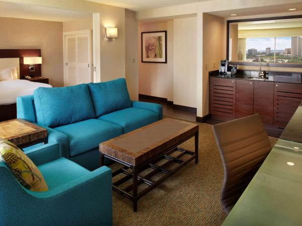 DoubleTree by Hilton Alana - Waikiki Beach : photo 6 de la chambre suite lit king-size - vue sur océan