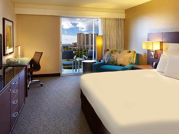 DoubleTree by Hilton Alana - Waikiki Beach : photo 1 de la chambre one bedroom king suite with city mountain view