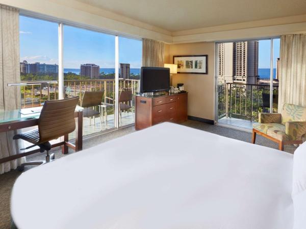 DoubleTree by Hilton Alana - Waikiki Beach : photo 5 de la chambre chambre d'angle lit king-size - vue partielle sur océan