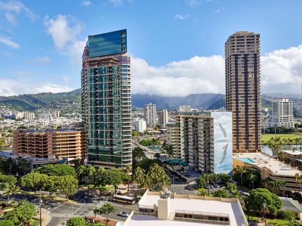 DoubleTree by Hilton Alana - Waikiki Beach : photo 4 de la chambre two queen beds city mountain view