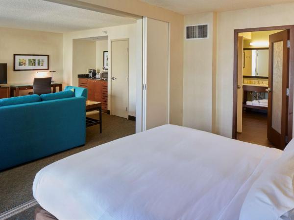 DoubleTree by Hilton Alana - Waikiki Beach : photo 1 de la chambre suite lit king-size - vue sur océan