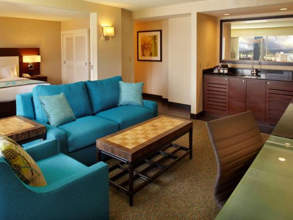 DoubleTree by Hilton Alana - Waikiki Beach : photo 10 de la chambre one bedroom king suite with city mountain view