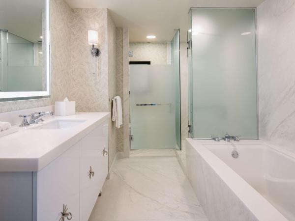 The Beverly Hilton : photo 5 de la chambre suite studio lit king-size avec terrasse